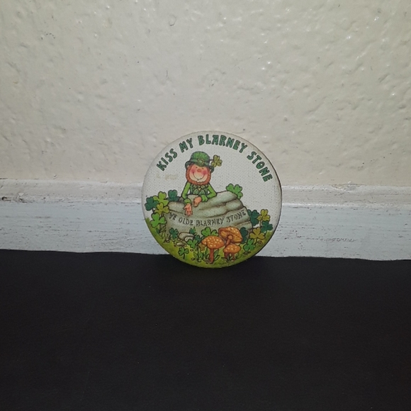 c  - VTG  LEPRECHAUN KISS MY BLARNEY STONE HALLMARK BUTTON - Picture 3 of 5